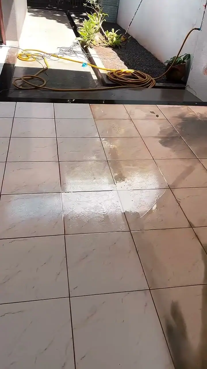 Piso cerâmico claro limpo e brilhando depois da limpeza pesada