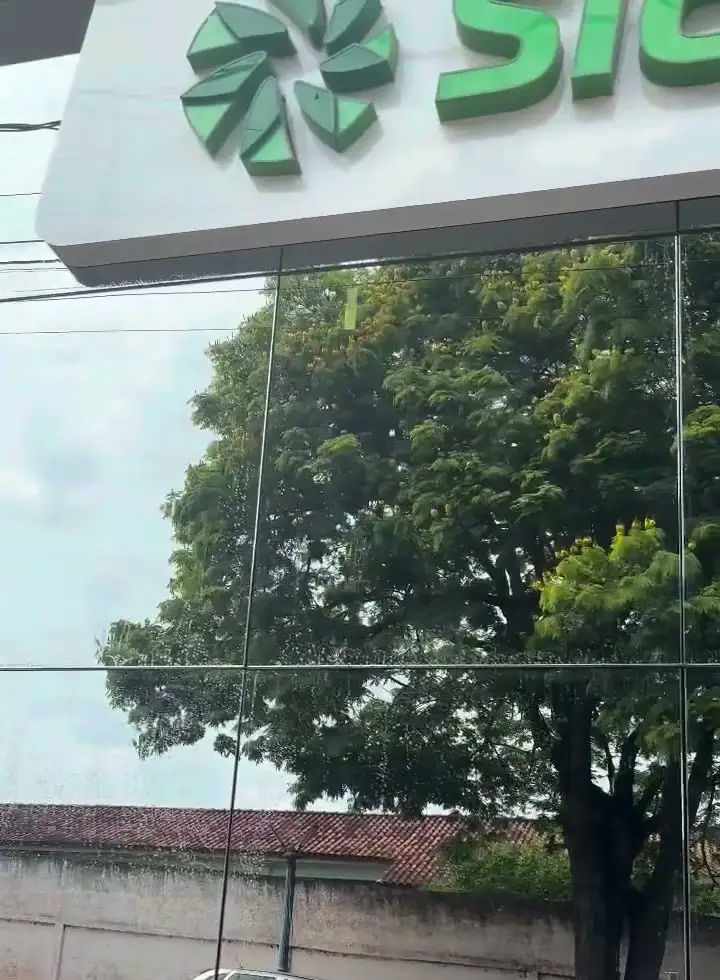 Fachada de vidro espelhado de uma agência bancária limpa