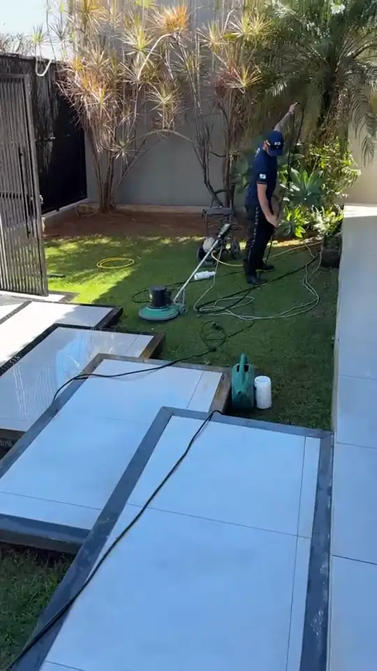 Calçadas em volta do jardim