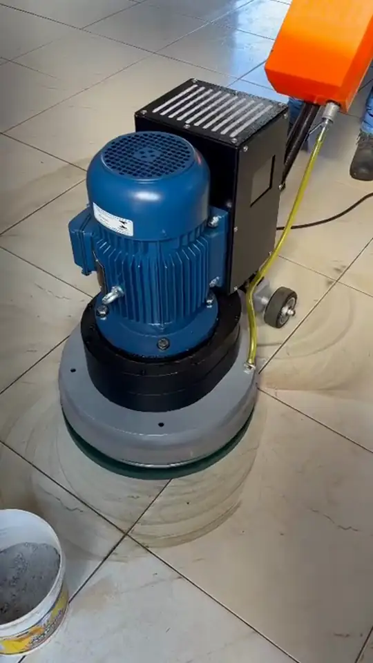 Enceradeira no porcelanato claro