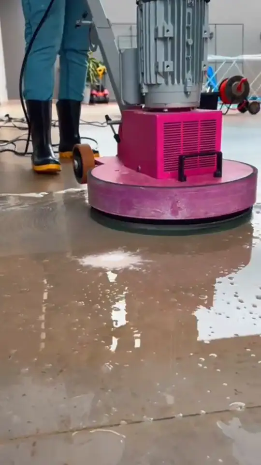 Porcelanato em volta da piscina
