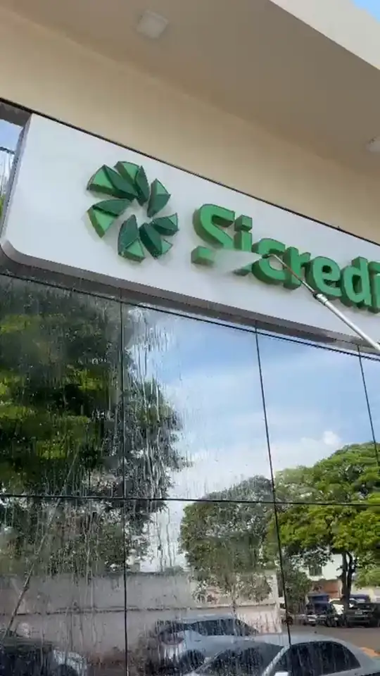 Vidros e letreiro da Sicredi