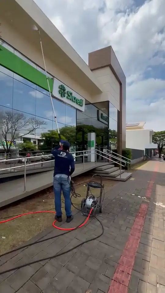 Pele de vidro de agência Sicredi