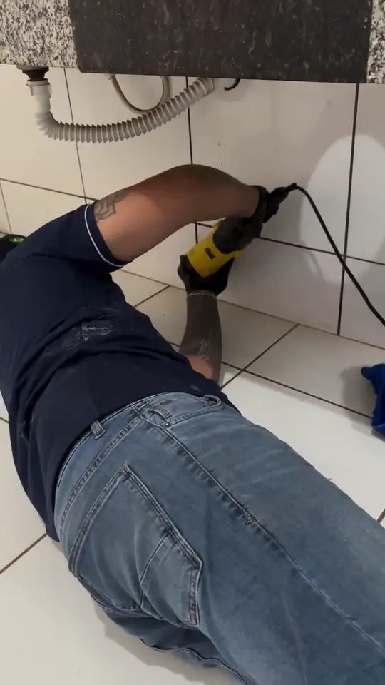 Embaixo da pia também